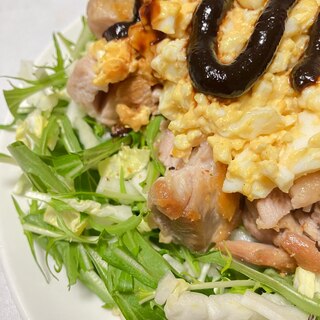 たんぱく質も野菜も盛りっと！鶏肉と卵のサラダ